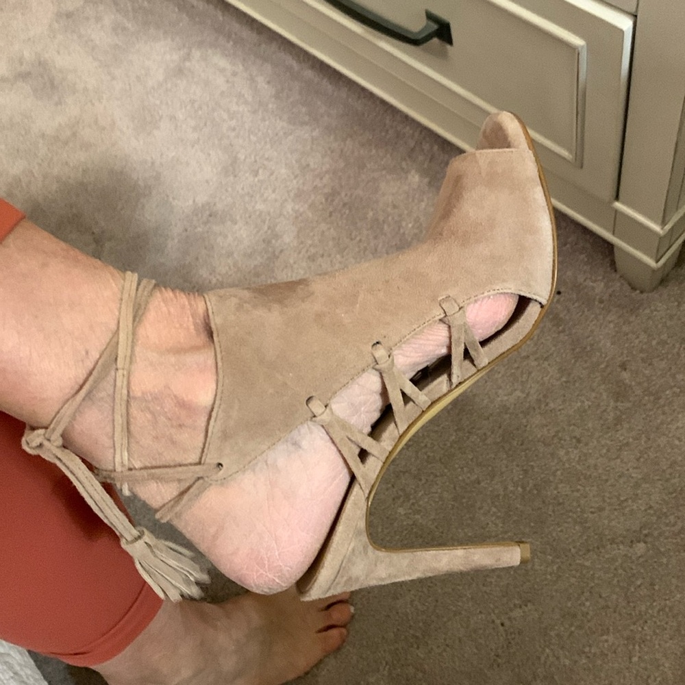 Lord and Taylor tan 4 inch heels with tie
